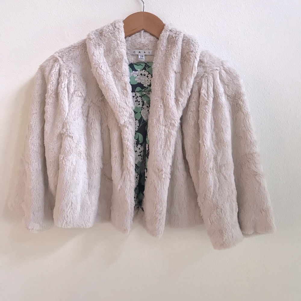 Faux fur cropped jacket.